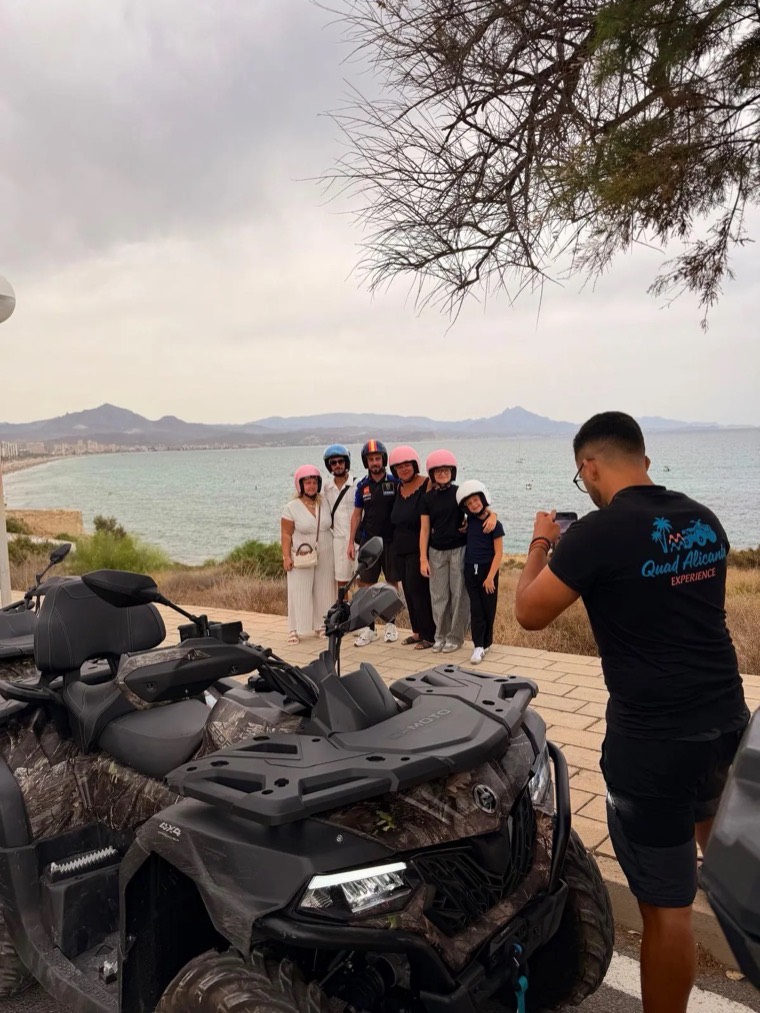 مرشدنا يصوّر المجموعة عند الغروب