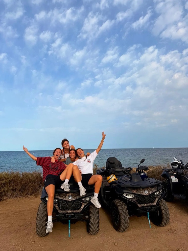 Grupo celebrando junto a los quads